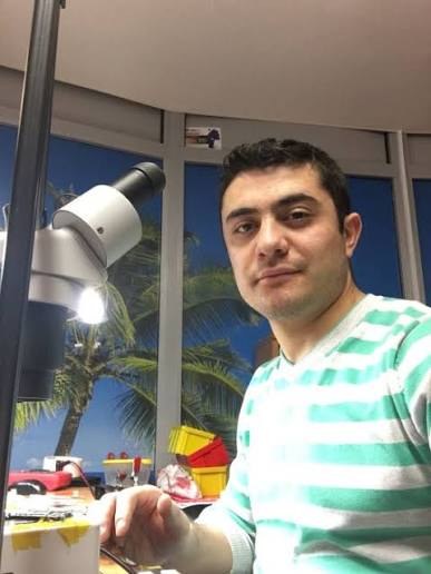 Специалист по ремонту электроники Академ Сервис за микропайкой