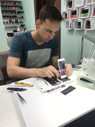 Специалист по ремонту смартфонов Академ Сервис